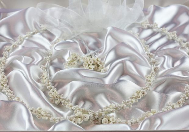 Ρομαντικά Στέφανα Γάμου από πορσελάνινα λουλούδια πέρλες συνδυασμένα με πέτρες Swarovski σε πολυτελή θήκη (120) NESTP 010